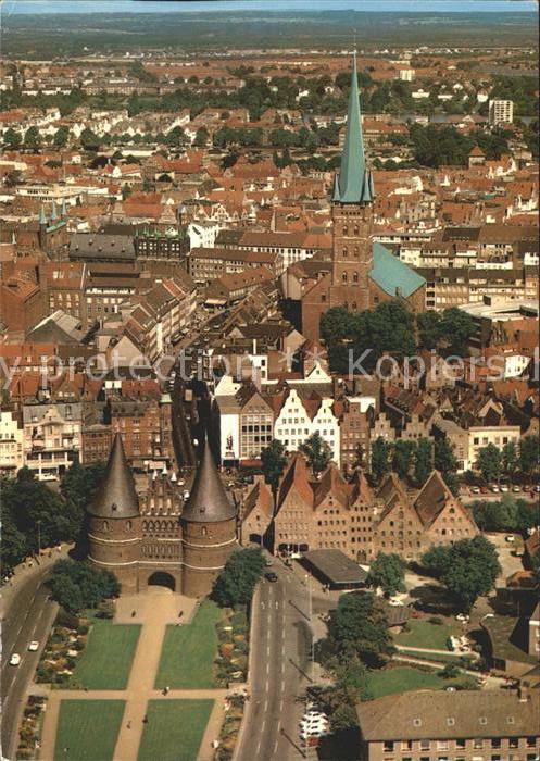 Luebeck mit Kirche und Schloss Fliegeraufnahme