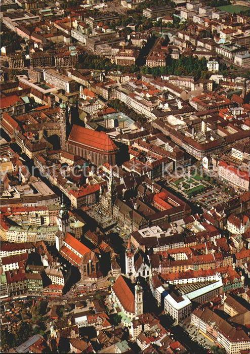 Muenchen Stadtzentrum mit Rathaus Marienplatz Pf