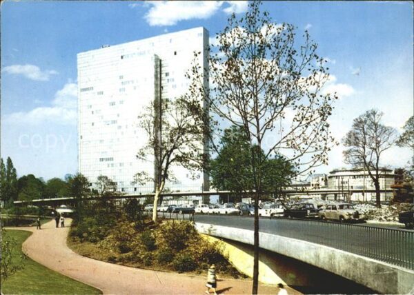 Duesseldorf Blick zur neuen Hochstrasse Hochhaus