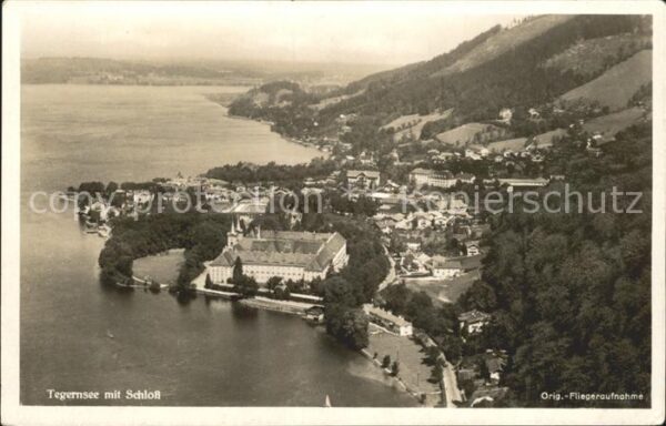 Tegernsee mit Schloss Fliegeraufnahme