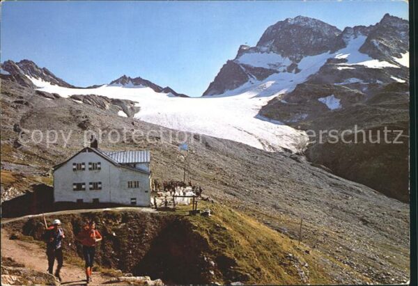 Wiesbadener Huette mit Piz Buin Vermuntpass Piz Mon Piz Je