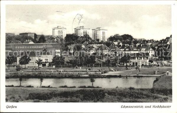 Giessen Lahn Schwanenteich und Hochhäuser
