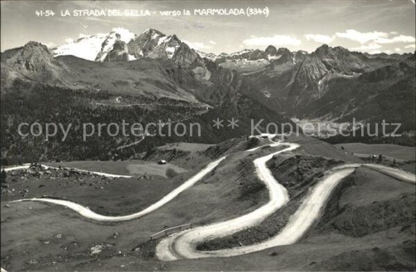 Sellajoch Strada del Sella verso la Marmolada Alp