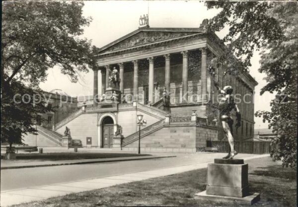 Berlin Museum Nationalgalerie Denkmal Statue