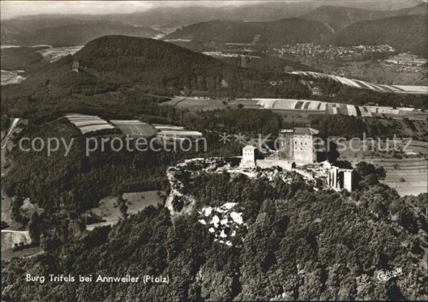 Annweiler Trifels Burg Trifels Fliegeraufnahme