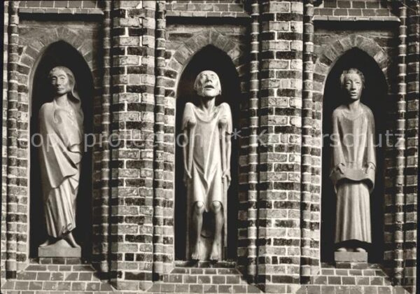 Luebeck die drei Figuren der Katharinenkirche