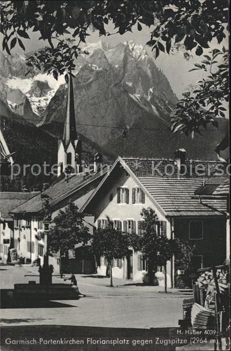 Garmisch-Partenkirchen Floriansplatz mit Zugspitze