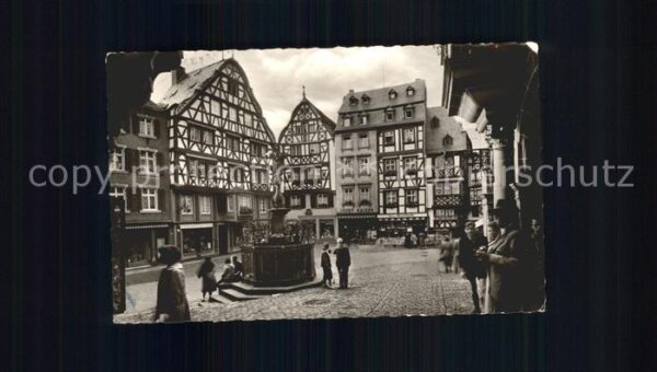 Bernkastel-Kues Marktplatz mit Brunnen