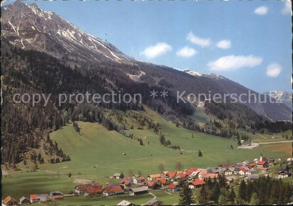 Nesselwaengle Tirol mit Krinnespitze
