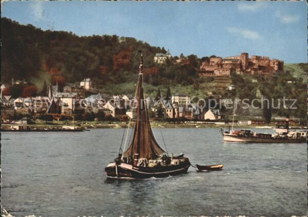 St Goar am Rhein mit Burg Rheinfels Schiffe