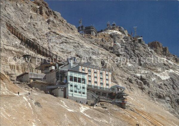 Zugspitze Schneefernerhaus mit Gipfelblick und Be