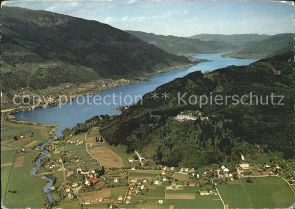 Ossiachersee mit Ruine Landskron Fliegeraufnahme