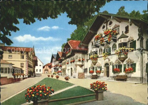 Markt Neubeuern Bemalte Häuser mit Oberem Tor