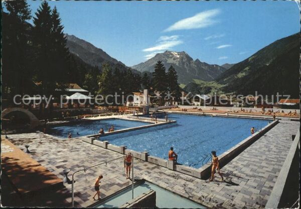 Mayrhofen Zillertal Waldschwimmbad mit Grünberg