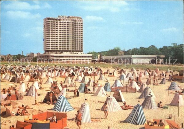 Rostock-Warnemuende Blick vom Strand zum Hotel Neptun