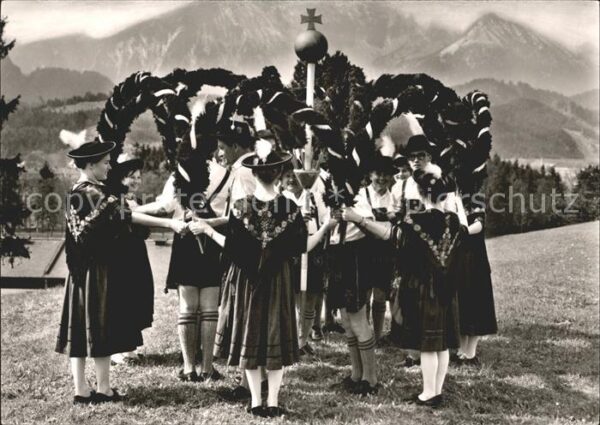 Fuessen Allgaeu Neuschwanstoaner Kronentanz Trachten Tr