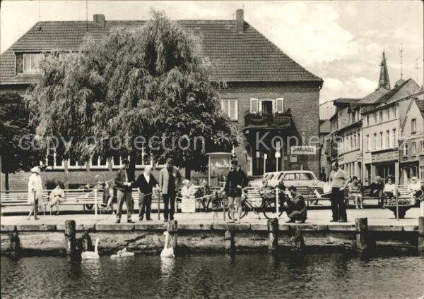 Malchow Partie an der Drehbrücke Schwäne