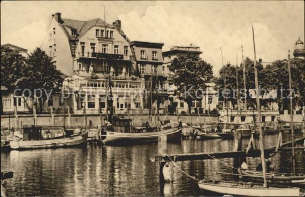 Warnemuende Ostseebad Blick zur Promenade
