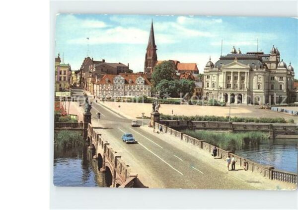 Schwerin Mecklenburg mit Dom und Theater Brücke