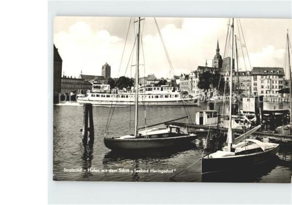 Stralsund Mecklenburg Vorpommern Hafenpartie mit dem Passagierschiff See