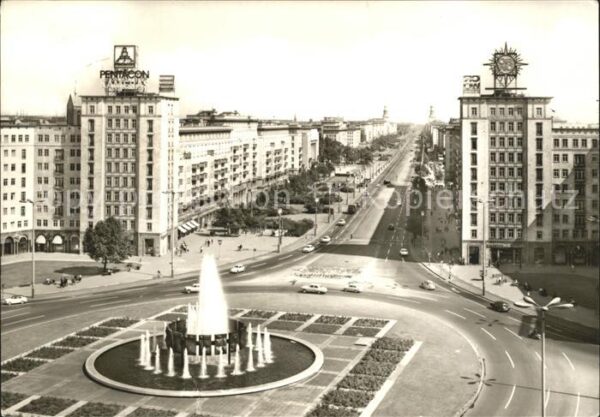 Berlin Karl Marx Allee Fontäne Blick auf Strau