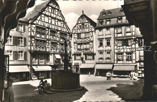 Bernkastel-Kues Marktplatz Brunnen Fachwerkhaus