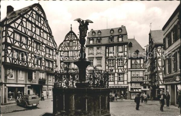 Bernkastel-Kues Marktplatz mit St Michael Brunnen Fachw