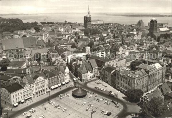 Stralsund Mecklenburg Vorpommern Blick über die Stadt Kirche Ostsee Flie