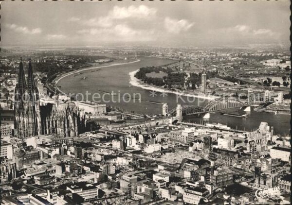 Koeln Rhein Stadtbild mit Dom Rheinbrücke Fliegerau