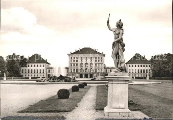 Muenchen Schloss Nymphenburg Park Statue Fontäne