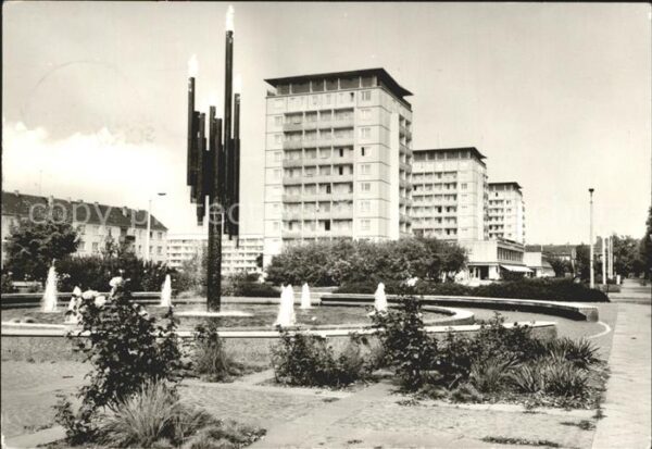 Halle Saale Chemiebrunnen und Hochhäuser in Leninal