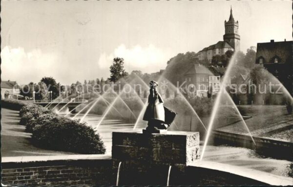 Kleve Schüsterkes Brunnen mit Schwanenburg Wa