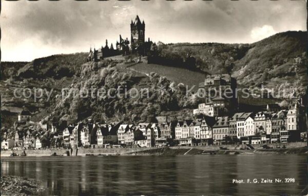 Cochem Mosel Uferpartie am Fluss mit Blick zur Reich
