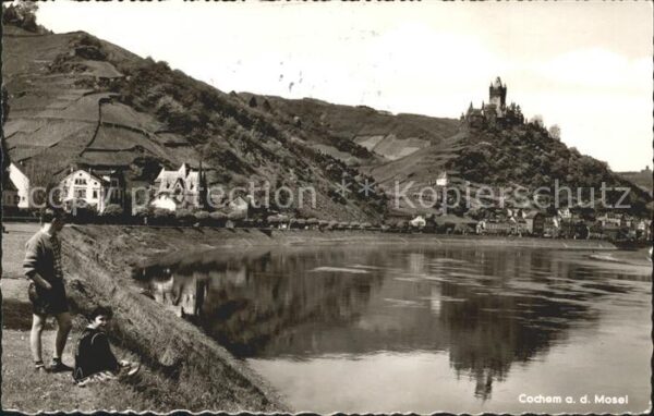 Cochem Mosel Uferpartie am Fluss Blick zur Reichsbur