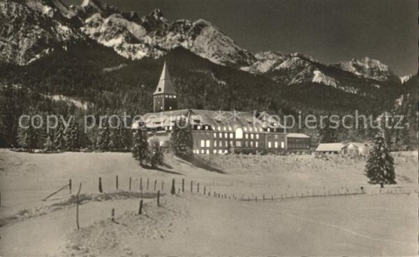 Elmau Schloss mit Dreitorspitze bei Mondschei