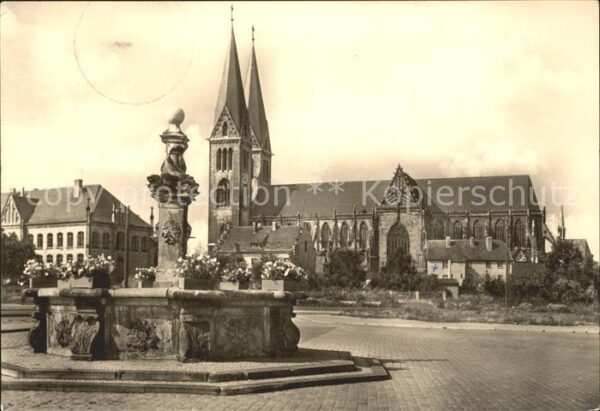Halberstadt Dom von Süden mit Holzmarktbrunnen