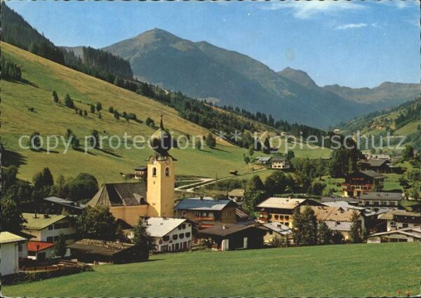 Saalbach-Hinterglemm mit Kirche und Zwölferkogel