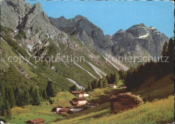 Herzebenalm im Pinnistal mit Kirchdachspitze Stubai