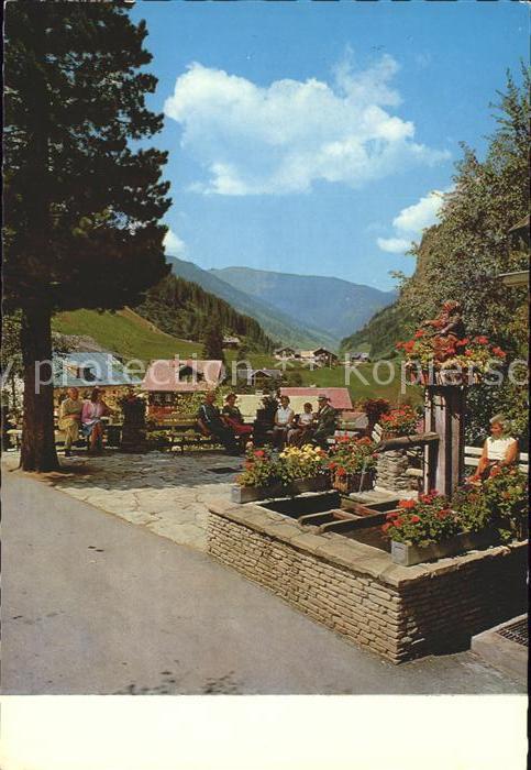 Huettschlag Dorfmotiv Brunnen