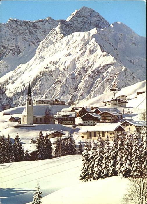 Hirschegg Kleinwalsertal Vorarlberg mit Kirche und Widderstein