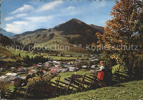 Hinterglemm Saalbach mit Zwölferkogel Trachtenmädchen