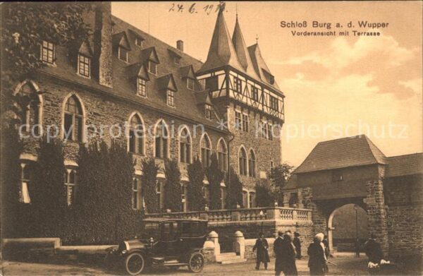Burg Wupper Schloss Vorderansicht mit Terrasse