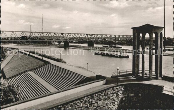 Neuwied Rhein Deich mit Rheinbrücke