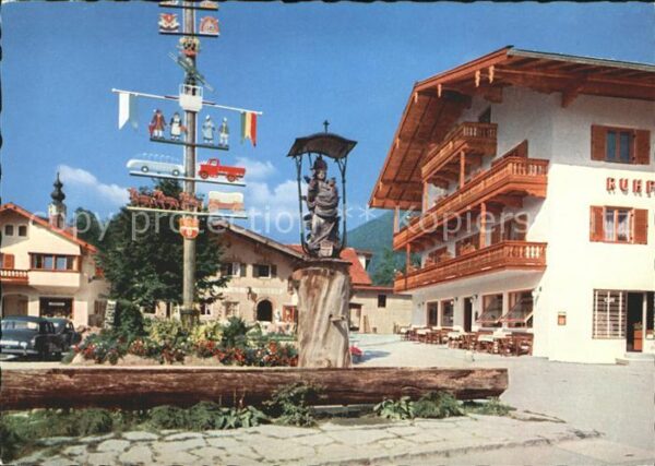 Ruhpolding Dorfplatz mit Maibaum