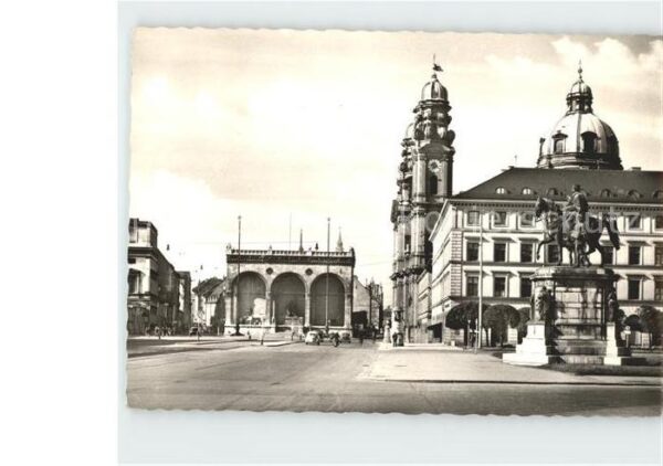 Muenchen Odeonsplatz Feldherrnhalle Theatinerkir