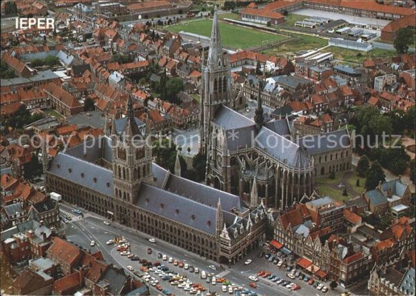 Ieper Grote Markt Lakenhallen en St Maartens