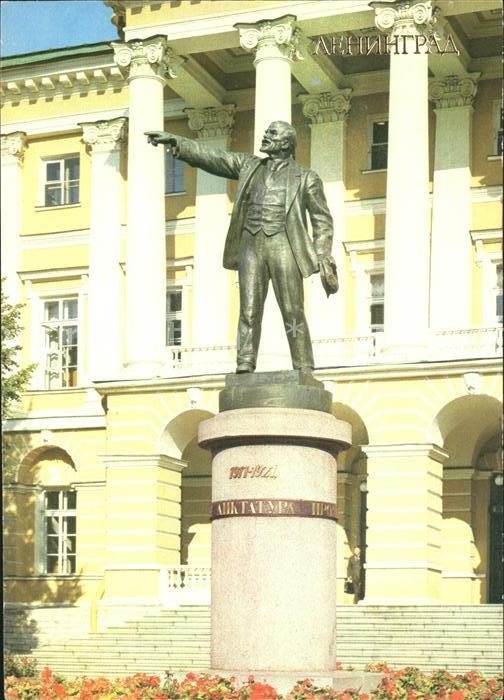 Leningrad St Petersburg Munument to Lenin in front of the Smoln