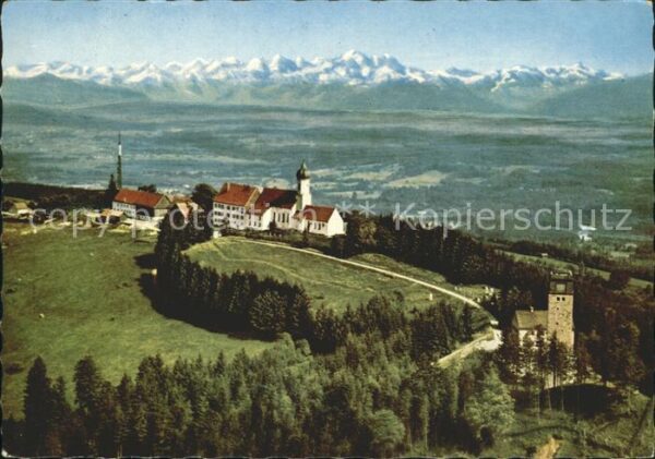 Hohenpeissenberg mit Kirche Berggasthof Fischer und Zugs