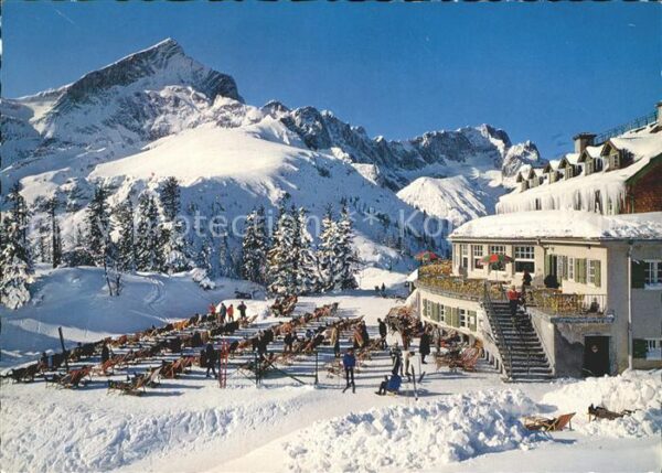 Kreuzeckhaus mit Alpspitze und Zugspitze