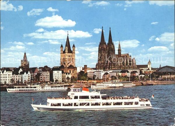 Motorschiffe Köln am Rhein Rheinufer Dom Dampferanle